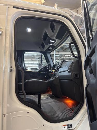 FREIGHTLINER BUSINESS CLASS M2 106 PLUS