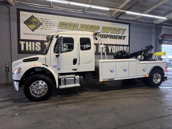 FREIGHTLINER BUSINESS CLASS M2 106 PLUS