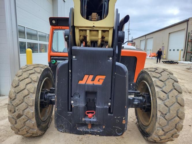 JLG 1055