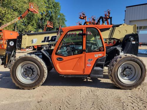 2022 JLG 742