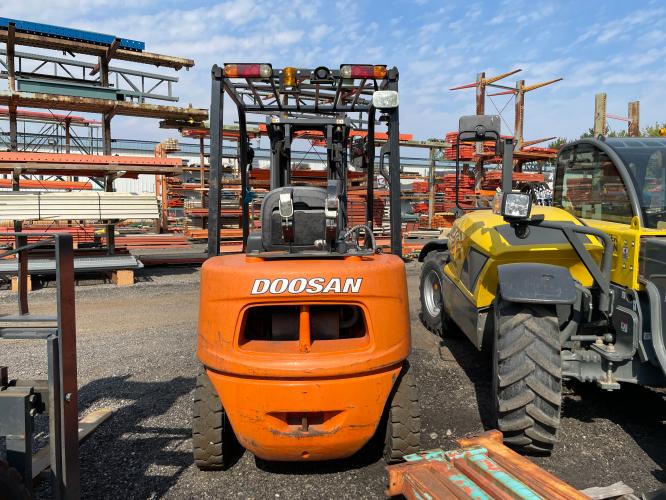 Doosan G25E-5 Pneumatic Forklift
