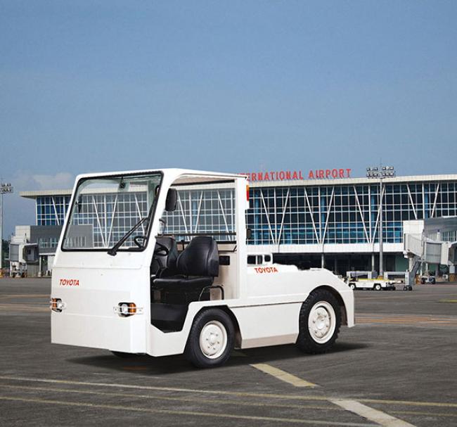 Large Tow Tractor (59,500 LBS)