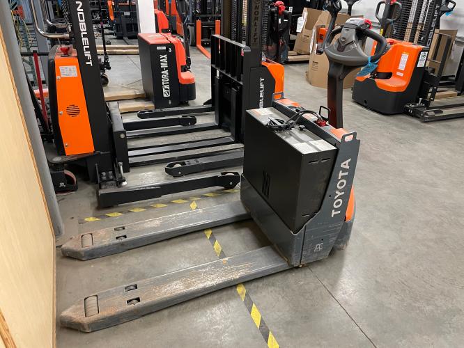 Toyota 8HBW23 Electric Pallet Jack