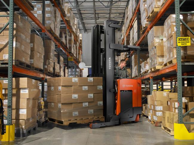 Reach Truck (2,500-4,500 LBS)