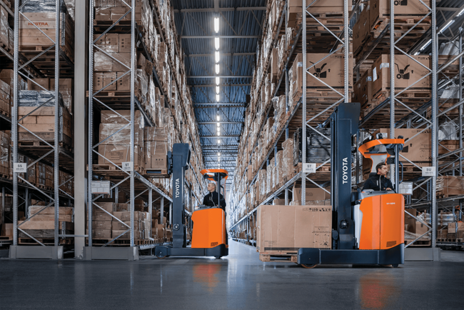 Moving Mast Reach Truck (5,500 LBS)