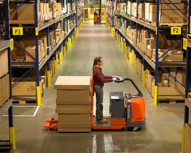 Center-Controlled Rider Pallet Jack