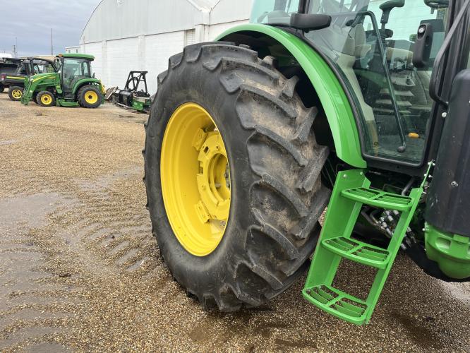 John Deere 6135E