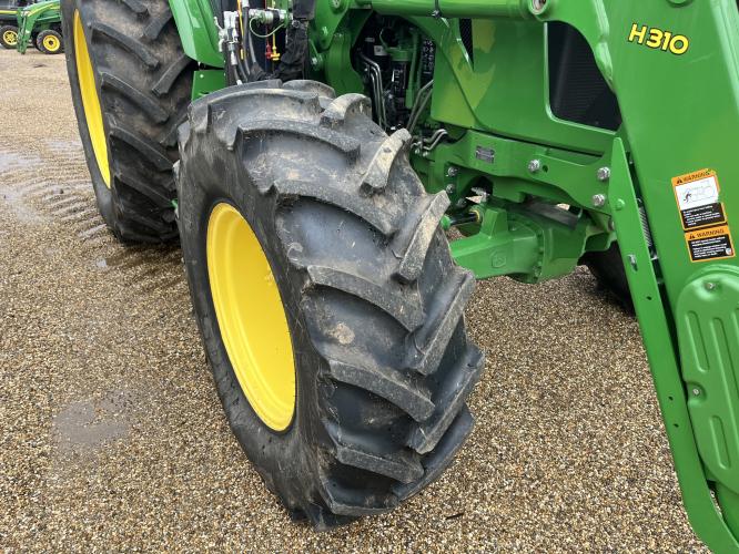 John Deere 6135E