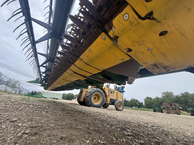 John Deere 635F