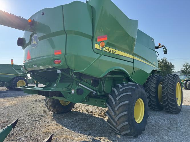 John Deere S670