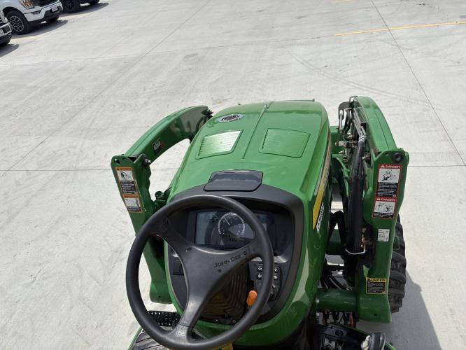 John Deere 3046R