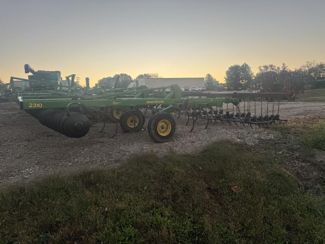 John Deere 2310