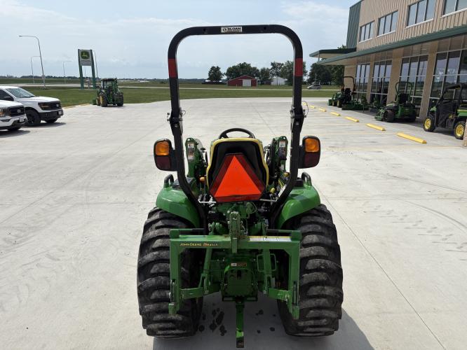 John Deere 3046R