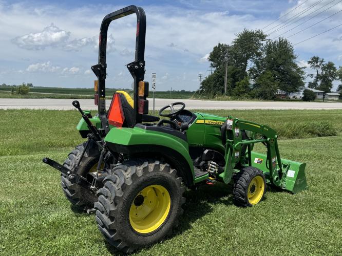 John Deere 2032R