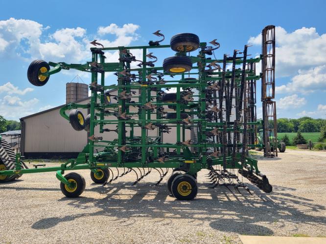 John Deere 2210