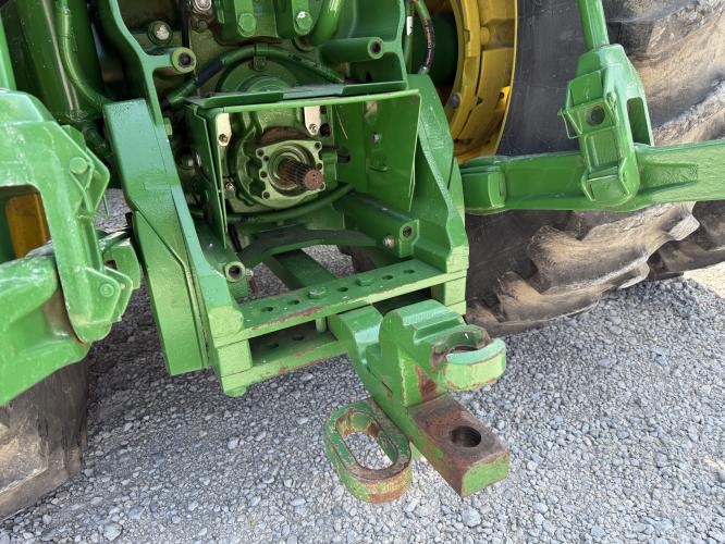 John Deere 8235R