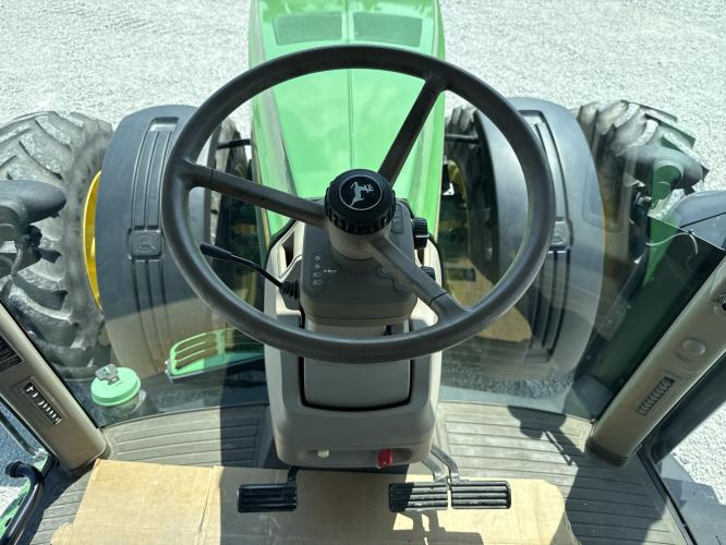John Deere 8235R