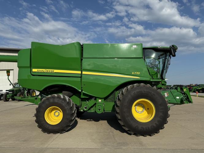 John Deere S770