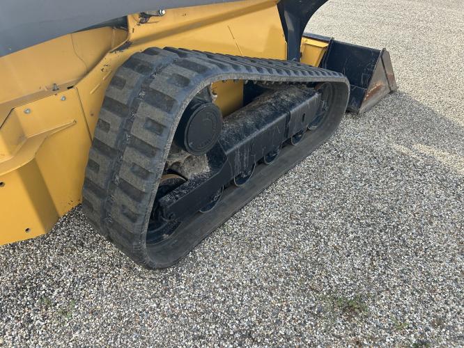 John Deere 323E