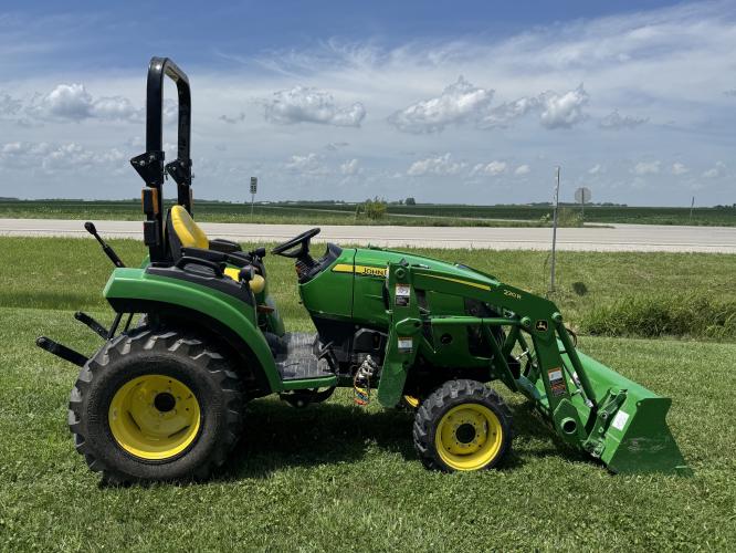 John Deere 2032R