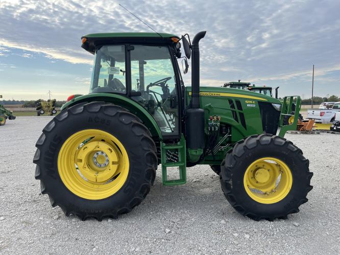 John Deere 6135E