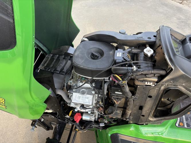 John Deere X738