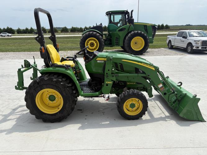 John Deere 3046R