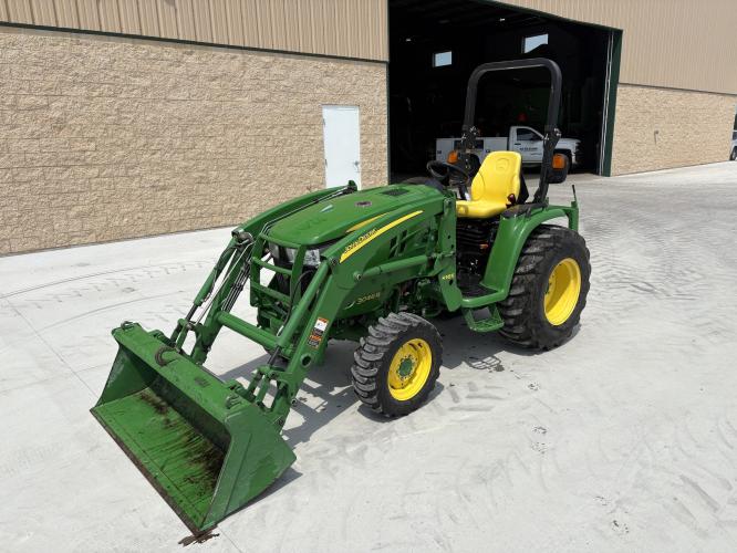 John Deere 3046R