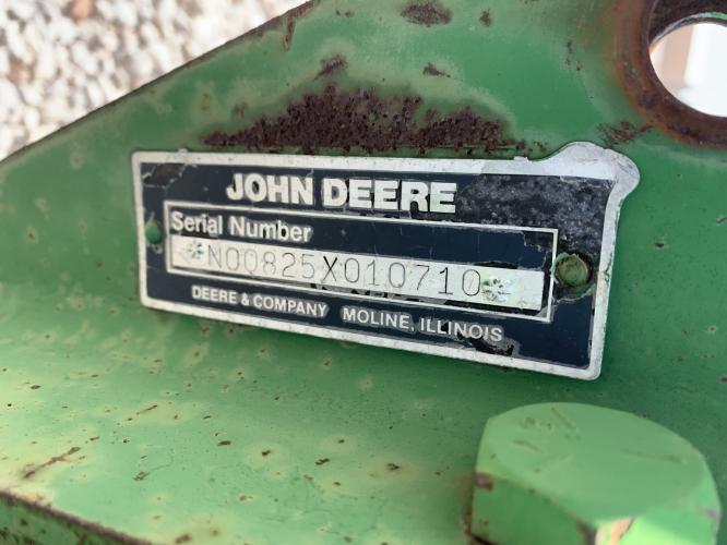 John Deere 825