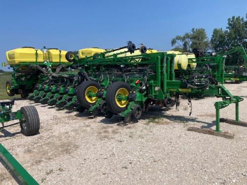  John Deere 1775NT