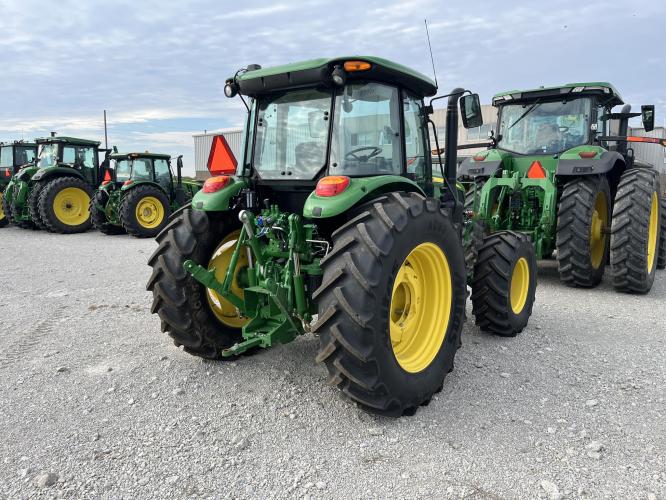 John Deere 6135E