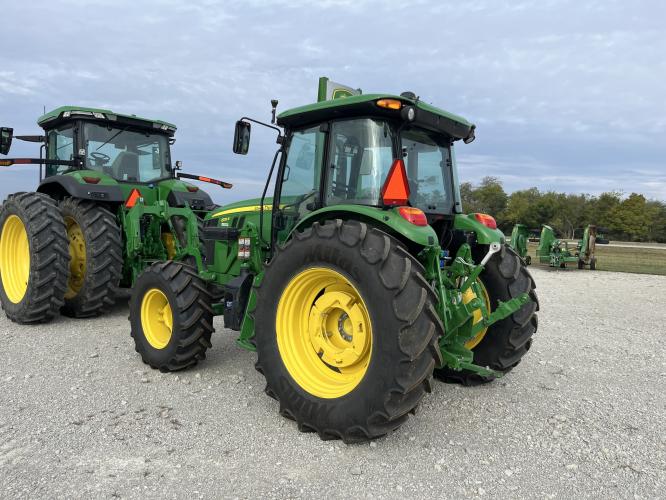 John Deere 6135E
