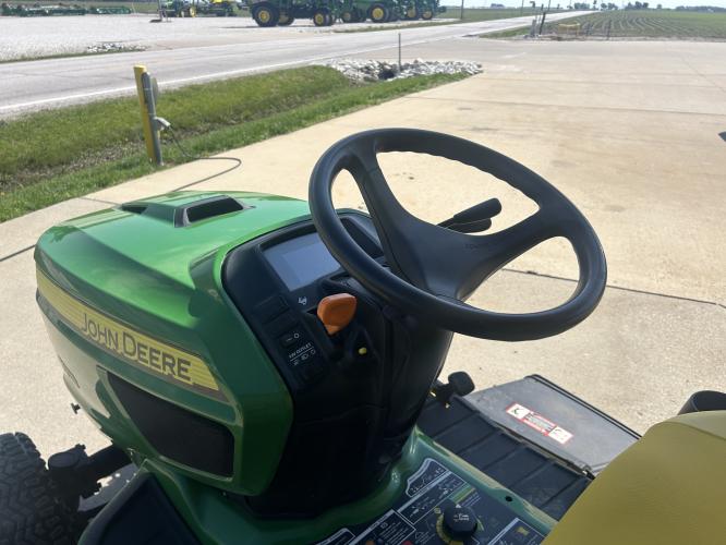 John Deere X738