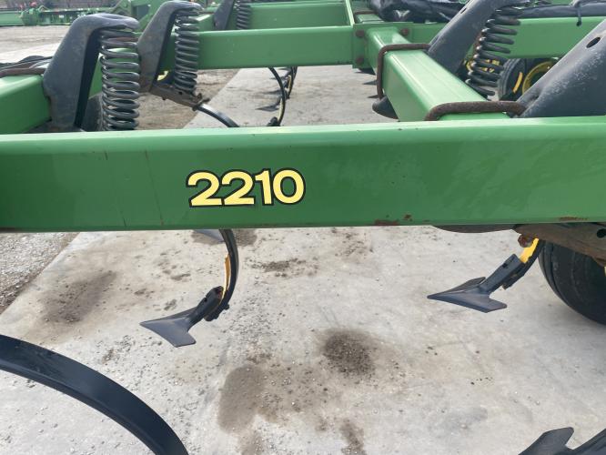 John Deere 2210