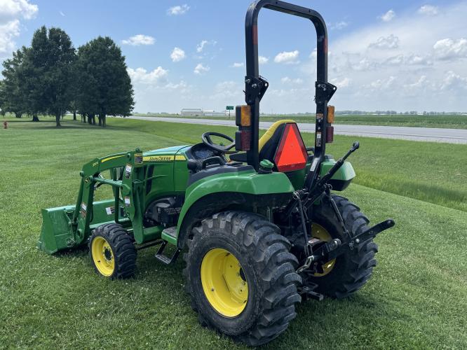 John Deere 2032R