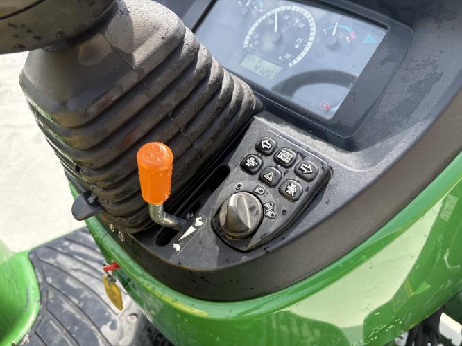 John Deere 3046R