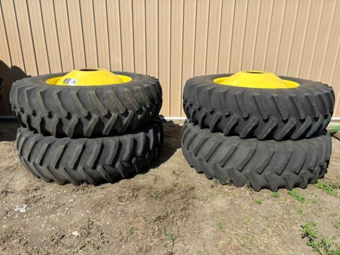 John Deere 520/85R42