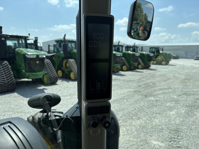 John Deere 8235R
