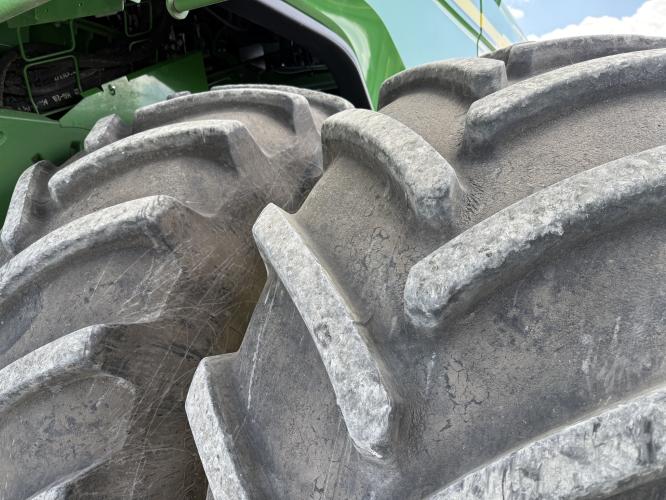 John Deere X9 1100