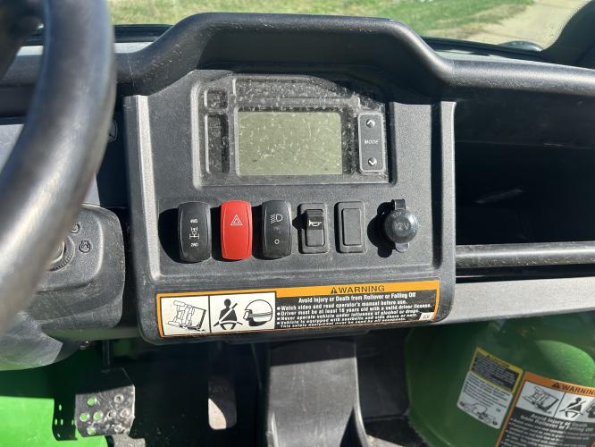 John Deere 825I