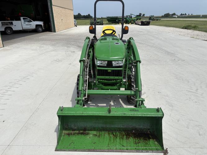 John Deere 3046R