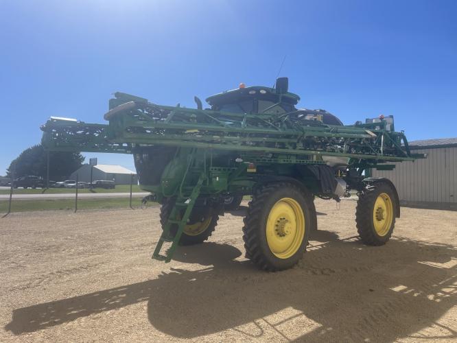 John Deere R4044