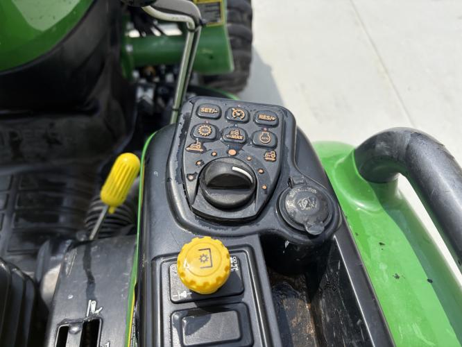 John Deere 3046R