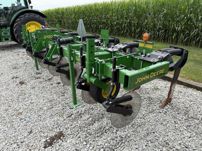 John Deere 2100