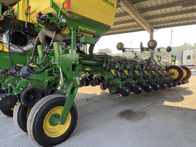 John Deere 1775