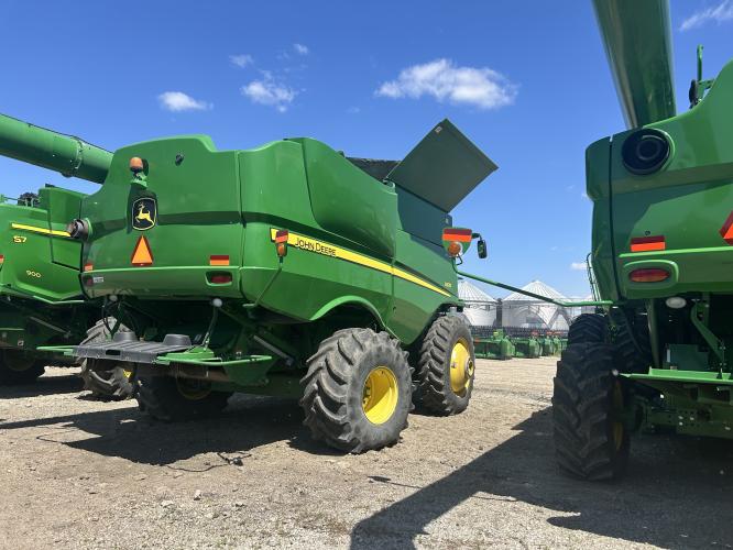 John Deere S670
