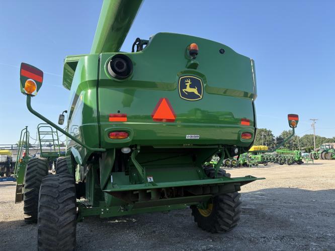 John Deere S670