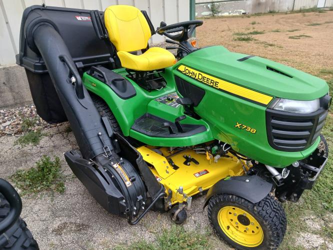 John Deere X738
