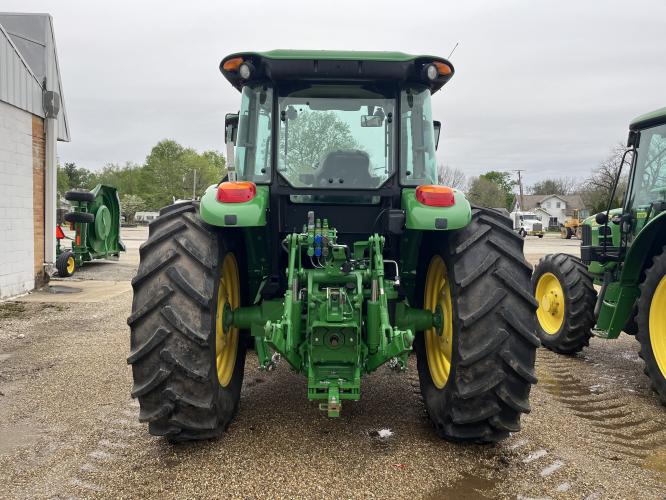 John Deere 6135E