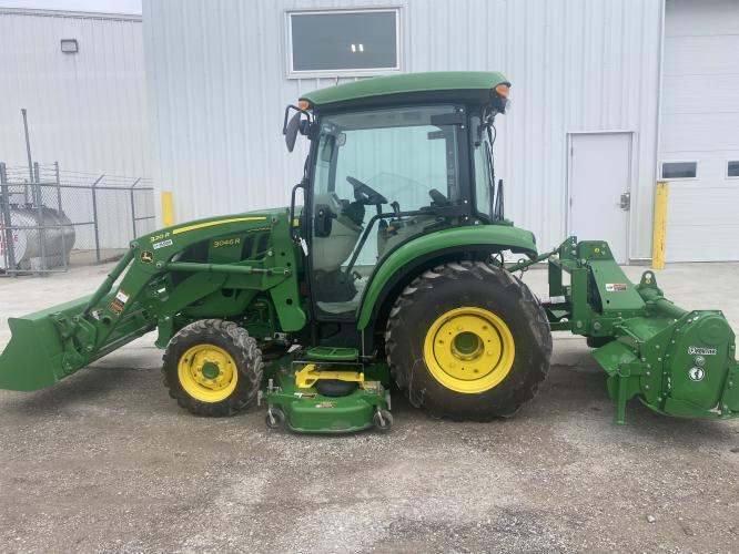 John Deere 3046R